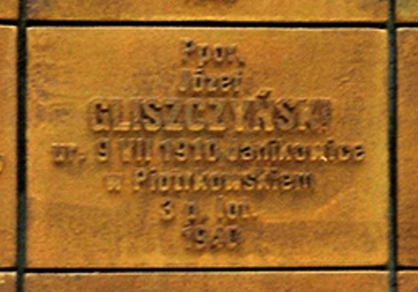 Tabliczka cmentarna J&oacute;zefa Gliszczyńskiego na cmentarzu w Katyniu.