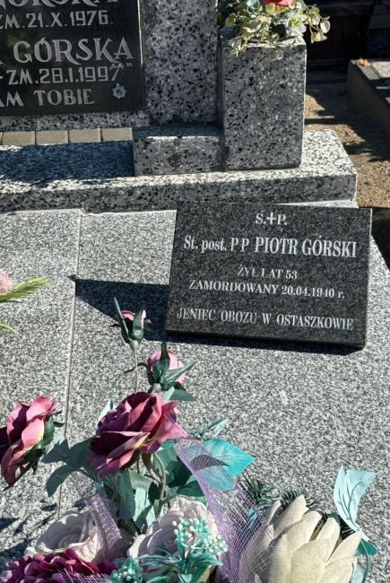 Piotr G&oacute;rski - pamiątkowa tablica na grobie rodzinnym
