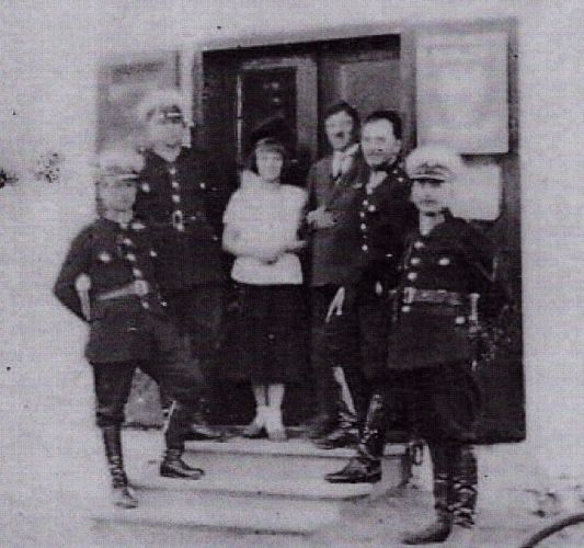 Posterunkowy Piotr G&oacute;rski na służbie z kolegami.