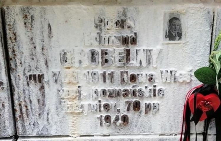 Tabliczka inżyniera, podporucznika Edmunda Grobelnego na cmentarzu wojennym w Katyniu.