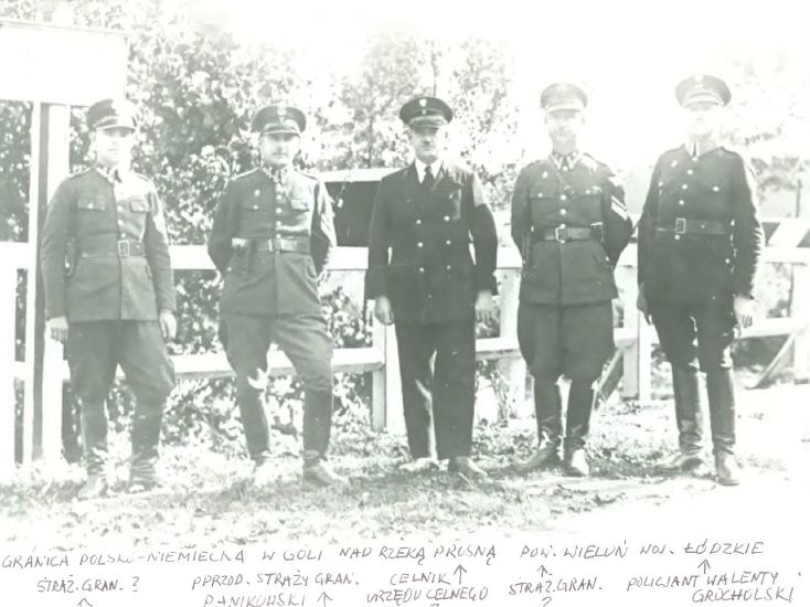 Policjant Walenty Grochowski (pierwszy z prawej) na plac&oacute;wce granicznej w miejscowości Gola.  