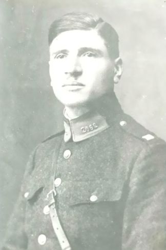 Starszy posterunkowy Walenty Grochowski w mundurze.