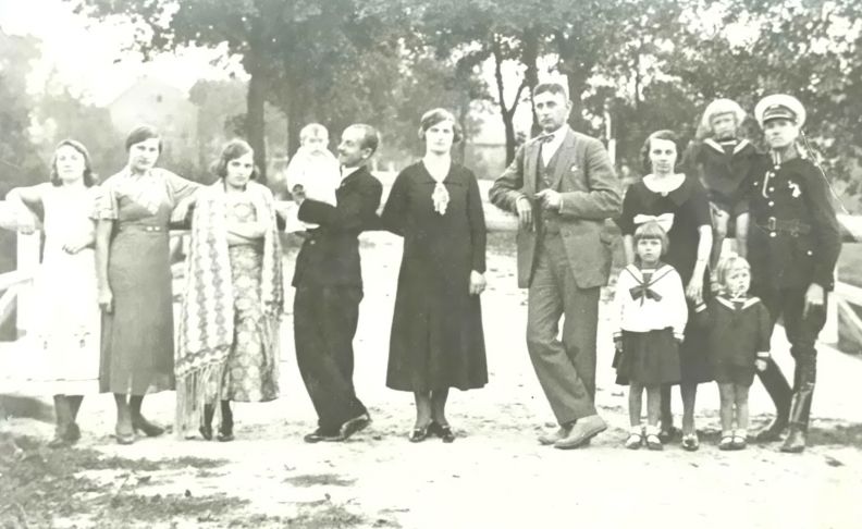 Policjant Walenty Grochowski z rodziną (od prawej).