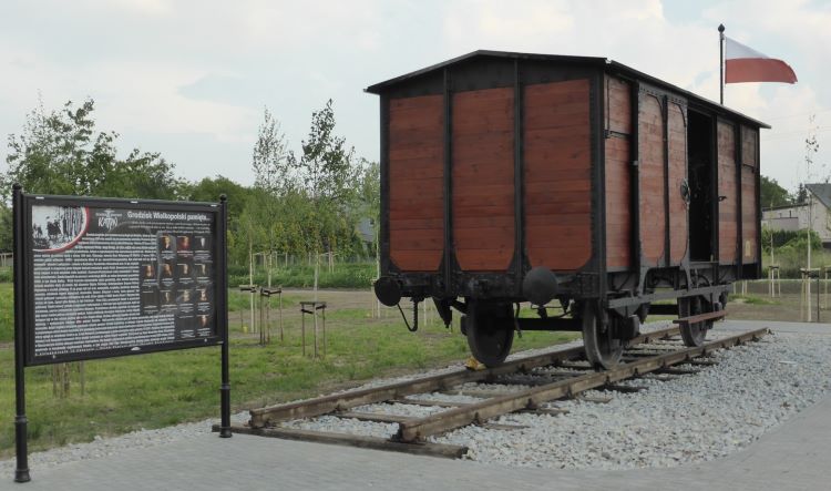 Pomnik katyński w Grodzisku Wielkopolskim - wagon kolejowy