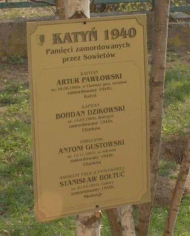 Gustowski_Antoni-DebyPamieci Tablica upamiętniająca posadzone dęby.