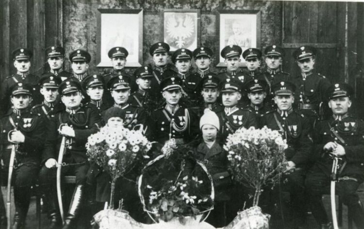 Fotografia zbiorowa z kursu w Golędzinowie: Nikodem Hauza w mundurze przod. PP siedzi drugi od prawej.