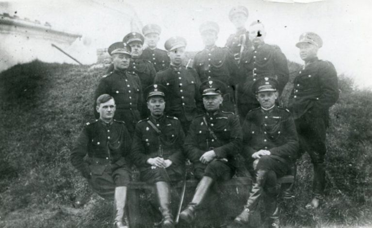 Fotografia zbiorowa z kolekcji dot. Nikodema Hauza. 