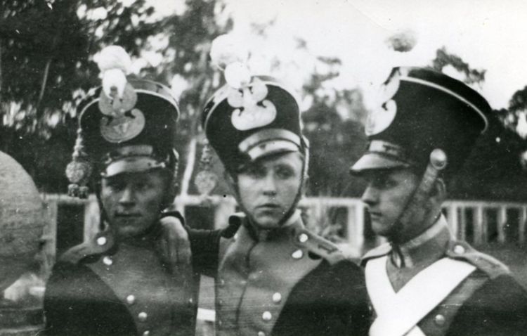 Fotografia grupowa podchorążych w mundurach historycznych z epoki Kr&oacute;lestwa Kongresowego.