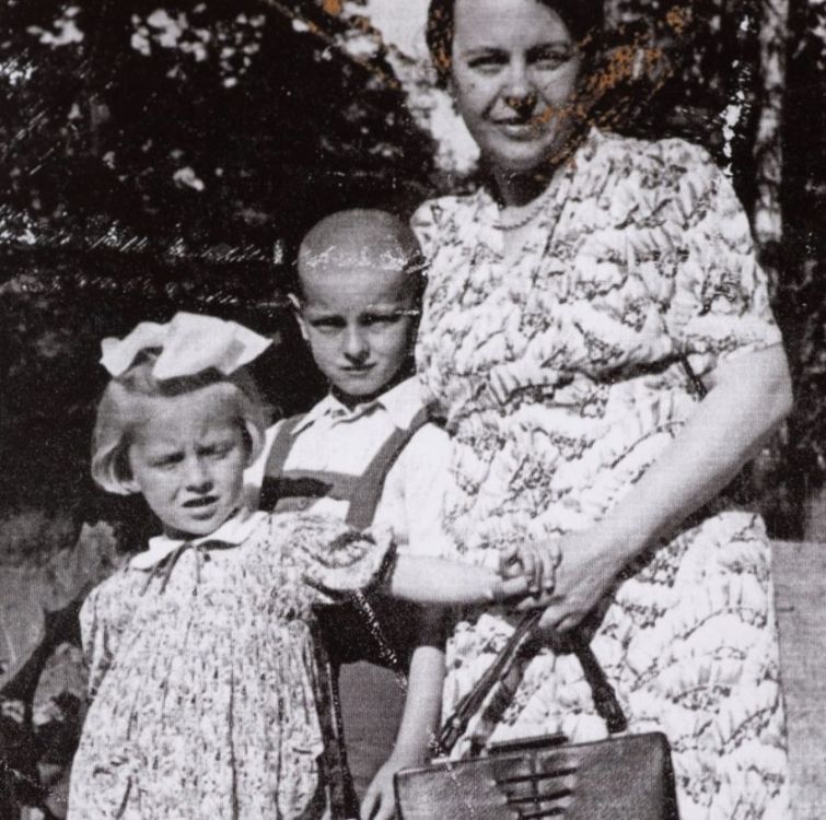 Olga Hoffman z dziećmi: Ewą i Henrykiem