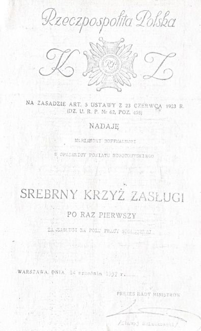 Dyplom Srebrnego Krzyża Zasługi nadanego po raz pierwszy Marianowi Hoffmanowi za zasługi na polu pracy społecznej