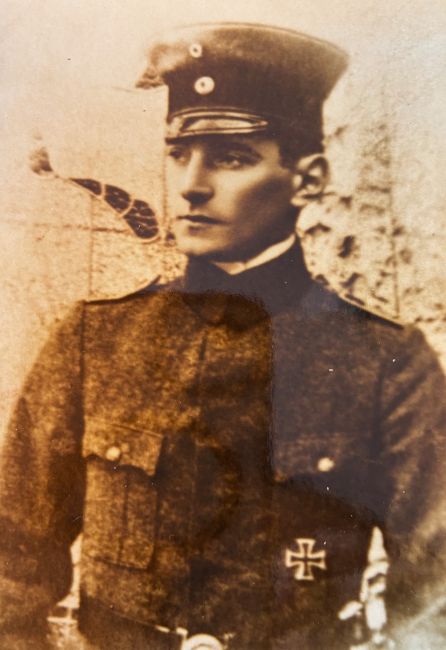 porucznik Marian Hoffman w mundurze niemieckiego porucznika