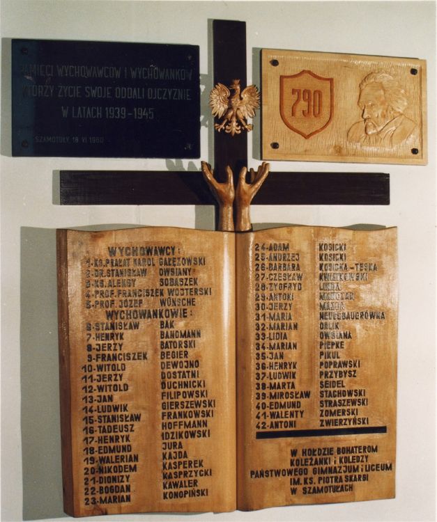 Tablica upamiętniająca nauczycieli i wychowank&oacute;w szamotulskiego Gimnazjum im. ks. Piotra Skargi, kt&oacute;rzy zginęli w czasie II wojny światowej.
