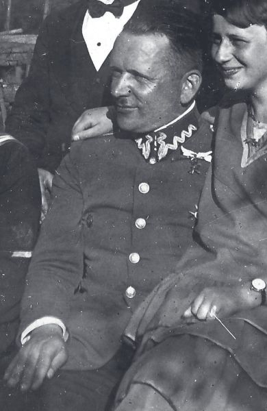 Ludwik Jankowiak w mundurze, na kolanach siedzi jedna z jego c&oacute;rek; 
ślub rodzinny Kazimierza Liberskiego i Magdaleny z d. Dorna w Szamotułach - 19 lipca 1931 rok. 