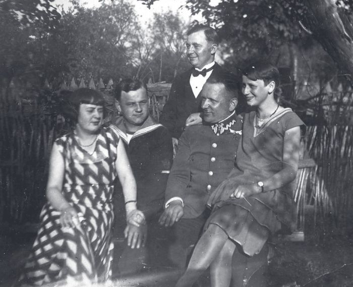 Ludwik Jankowiak w mundurze z c&oacute;rką i dalszą rodziną na ślubie rodzinnym Kazimierza Liberskiego i Magdaleny
z d. Dorna w Szamotułach - 19 lipca 1931 rok. 