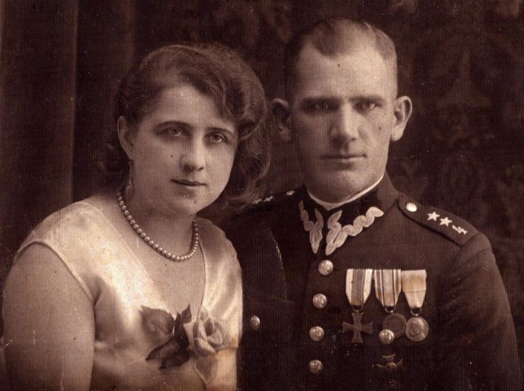 Władysław Jasik w mundurze z żoną Janiną.