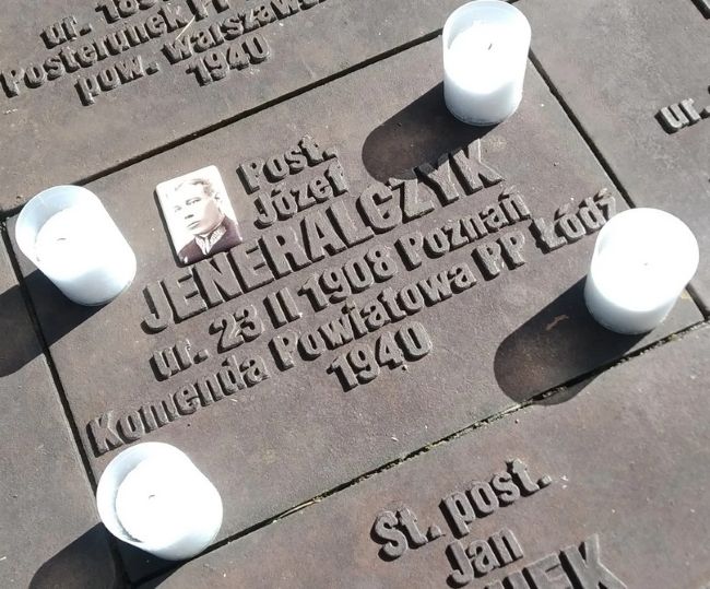 Tabliczka cmentarna posterunkowego J&oacute;zefa Jeneralczyka na cmentarzu w Miednoje.