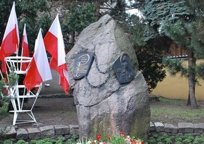 Pomnik katyński w Lesznie.