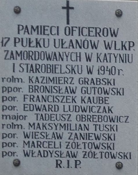 Tablica pamięci oficer&oacute;w 17 Pułku Ułan&oacute;w Wielkopolskich umieszczona na ścianie Kaplicy na cmentarzu parafialnym w Lesznie.