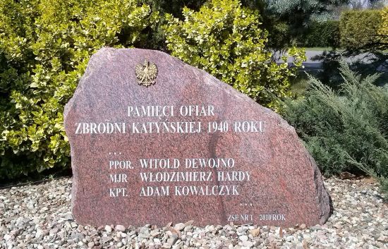 Pamiątkowy głaz katyński Włodzimierza Hardy'ego i Adama Kowalskiego