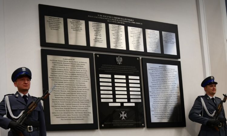 Tablica pamięci policjant&oacute;w zamordowanych w 1940 roku w Ostaszkowie. Białystok.