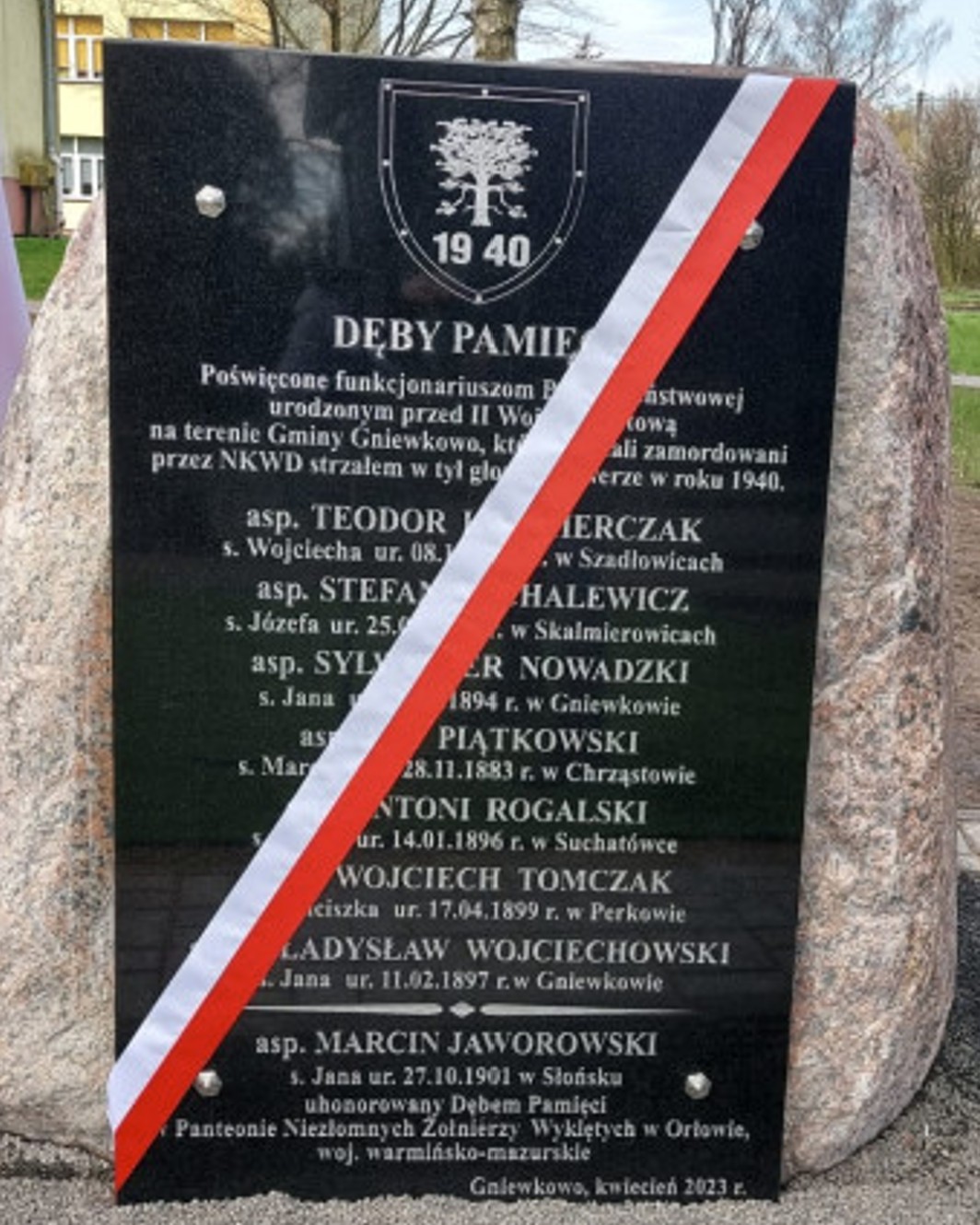 Dęby Pamięci w Gniewkowie na terenie szkoły na 2 - tablica.