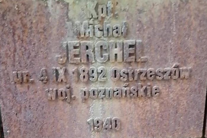 Tabliczka cmentarna kapitana Michała Jerchel na cmentarzu w Katyniu. 