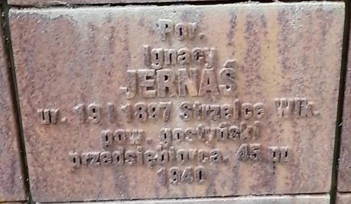 Tabliczka cmentarna porucznika Ignacego Jernaś na cmentarzu Katyńskim.
