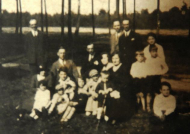 Stanisław J&oacute;źwiak z rodziną w Żerkowie.