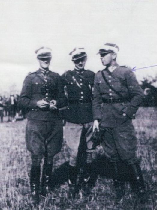 Tadeusz Jacek Kalkstein-Stoliński w mundurze oficerskim z kolegami.