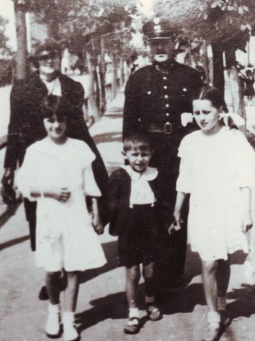 Stanisław Karolczak w mundurze z rodziną. 