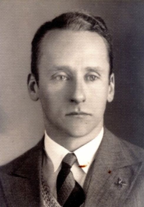 Hugo Jan Katzer w garniturze.