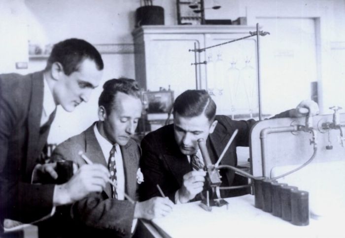 Hugon Jan Katzer w laboratorium (pośrodku). 
