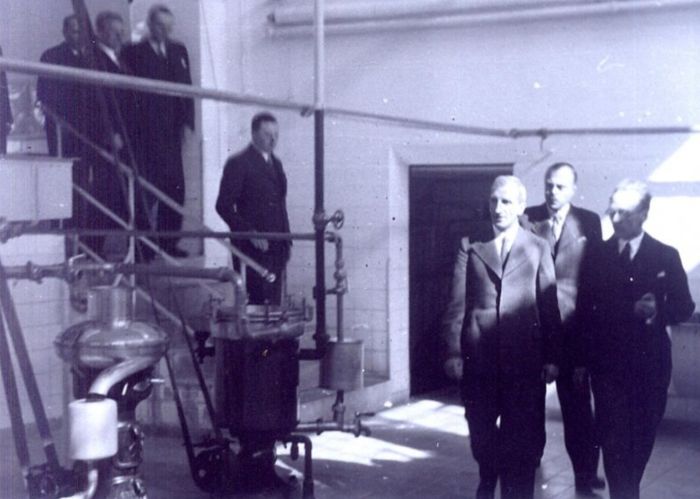 Hugon Jan Katzer (z prawej) oprowadza gości po mleczarni.