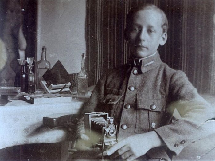 Hugon Jan Katzer w mundurku szkolnym.