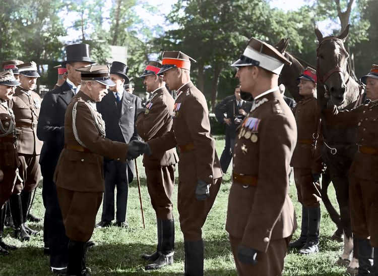 Międzynarodowe Zawody Hippiczne na hipodromie w Łazienkach Kr&oacute;lewskich w Warszawie. Gen. Juliusz R&oacute;mmel wręcza odznaki jeździeckie rotmistrzom.
