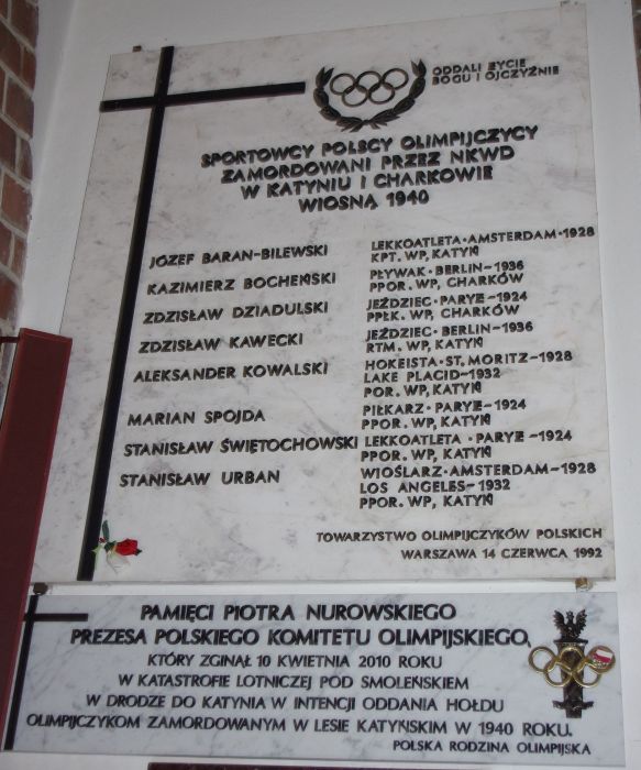 Tablica upamiętniająca polskich olimpijczyk&oacute;w pomordowanych przez NKWD w bazylice katedralnej św. Michała i św. Floriana w Warszawie