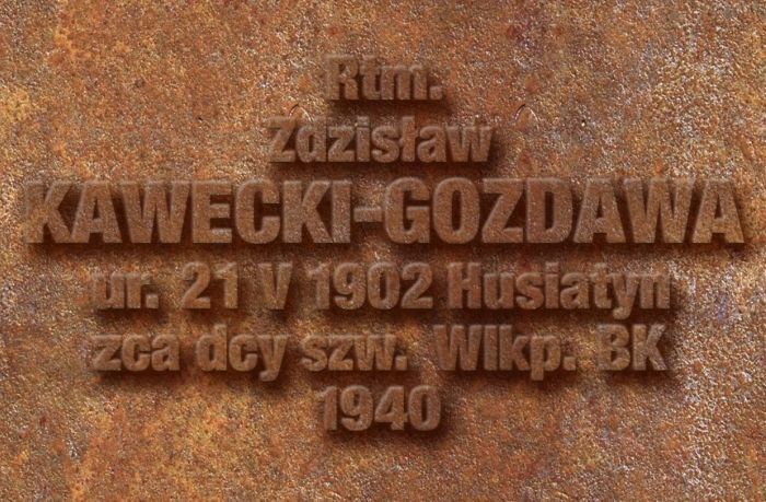 Tabliczka cmentarna rotmistrza Zdzisława Kawecki-Gozdawy na Cmentarzu Katyńskim. 