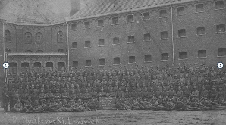 Stara, archiwalna fotografia grupowa przy pawilonie Zakładu Karnego we Wronkach z czas&oacute;w powstania wielkopolskiego. Wśr&oacute;d powstańc&oacute;w jest za pewne r&oacute;wnież J&oacute;zef Kawka. 