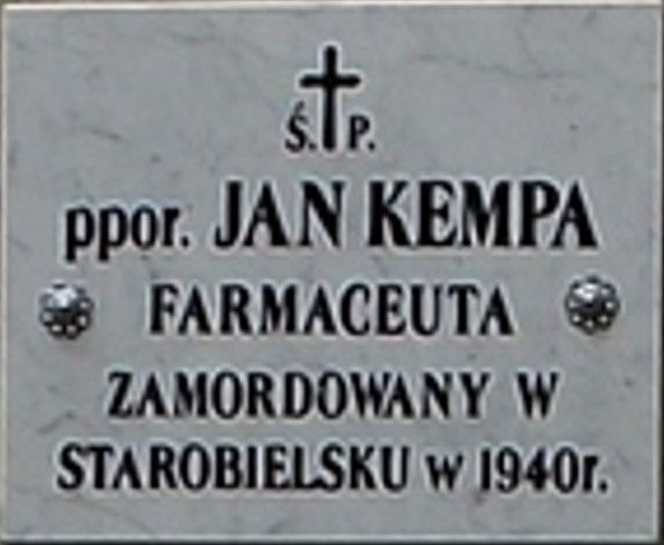 Podporucznik Jan Kempa - tablica pamiątkowa na zachodniej ścianie Kaplicy na cmentarzu parafialnym w Lesznie.