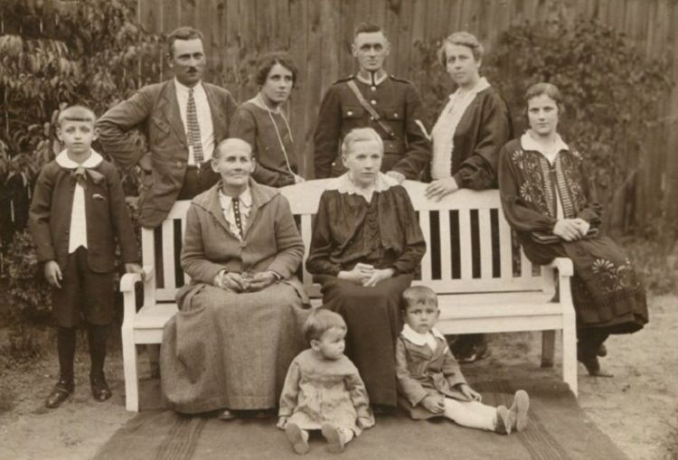 Przodownik Władysław Kempa z rodziną. 