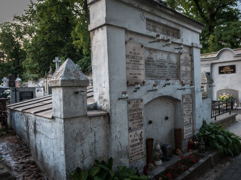Grobowiec rodziny Kiernożyckich na cmentarzu Miejskim w Kaliszu z tablicą poświęconą J&oacute;zefowi Kiernożyckiemu. 
