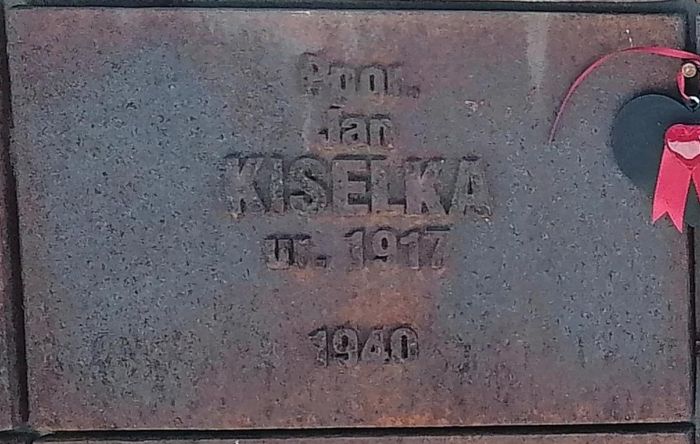 Tabliczka cmentarna podporucznika Jana Kiselki z Cmentarza Wojennego w Katyniu.