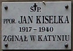 Podporucznik Jan Kiselka został wymieniony tablicy na zachodniej ścianie Kaplicy na cmentarzu parafialnym w Lesznie.