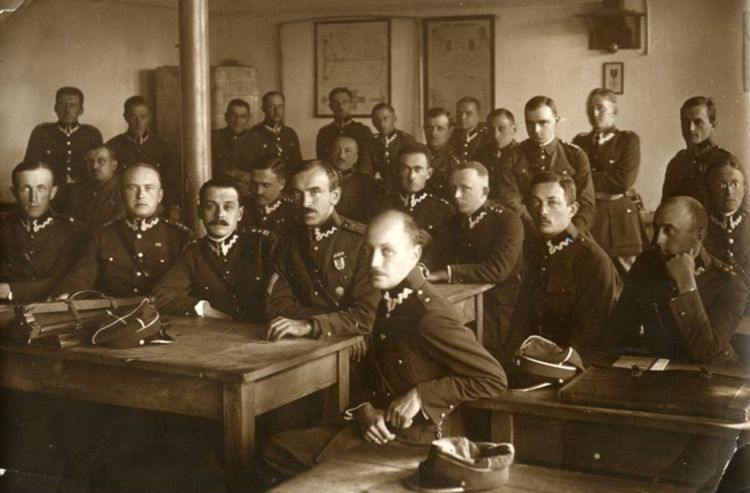 Grupa oficer&oacute;w w pomieszczeniu: Czesław Klepacz w mundurze podporucznika siedzi w środkowym rzędzie drugi z prawej. 