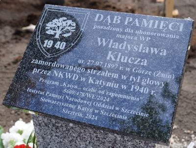 Tablica pod Dębem Pamięci Władysława Klucza