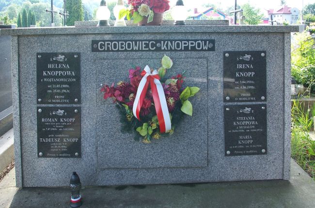 Symboliczne upamiętnienie Tadeusza Knoppa na grobowcu rodzinnym w Sanoku.