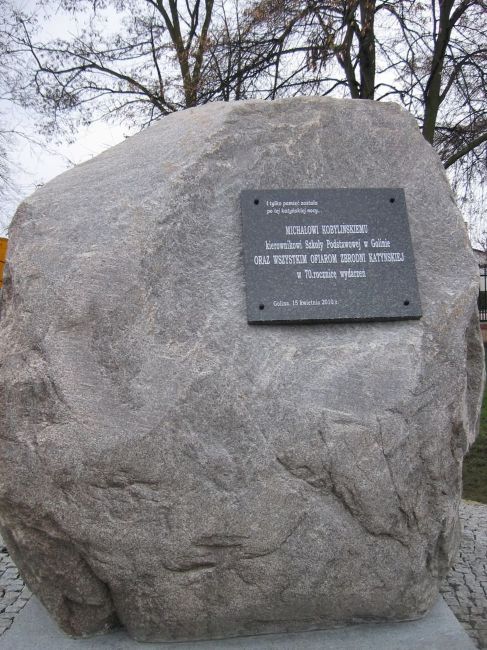 Pamiątkowy Obelisk pamięci Michała Kobylińskiego na terenie Szkoły Powszechnej w Golinie.