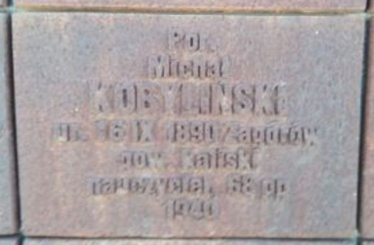 Tabliczka cmentarna porucznika Michała Kobylińskiego na Cmentarzu Wojennym w Katyniu.