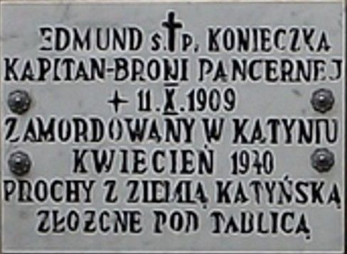 Tabliczka upamiętniająca kapitana Edmunda Konieczkę w Lesznie.
