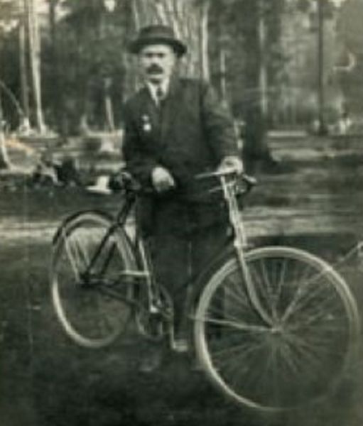 Wincenty Konon z rowerem, kt&oacute;ry dostał od teścia po ślubie i wykorzystywał w pracy w Policji. 